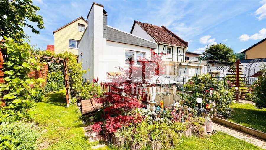 Teilsaniertes Einfamilienhaus mit Anbauten + Nebengebäude auf 1.600 m² Traumgartengrundstück - Rückansicht